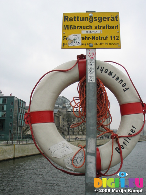 25096 Reichstag through buoy